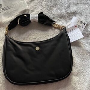 City Essentials small shoulder bag